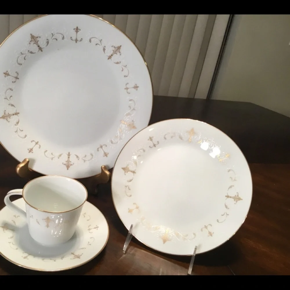 NORITAKE COURTNEY VINTAGE DINNER  8 PLACE‎ SETTING + 4 PC HOST SERVICE